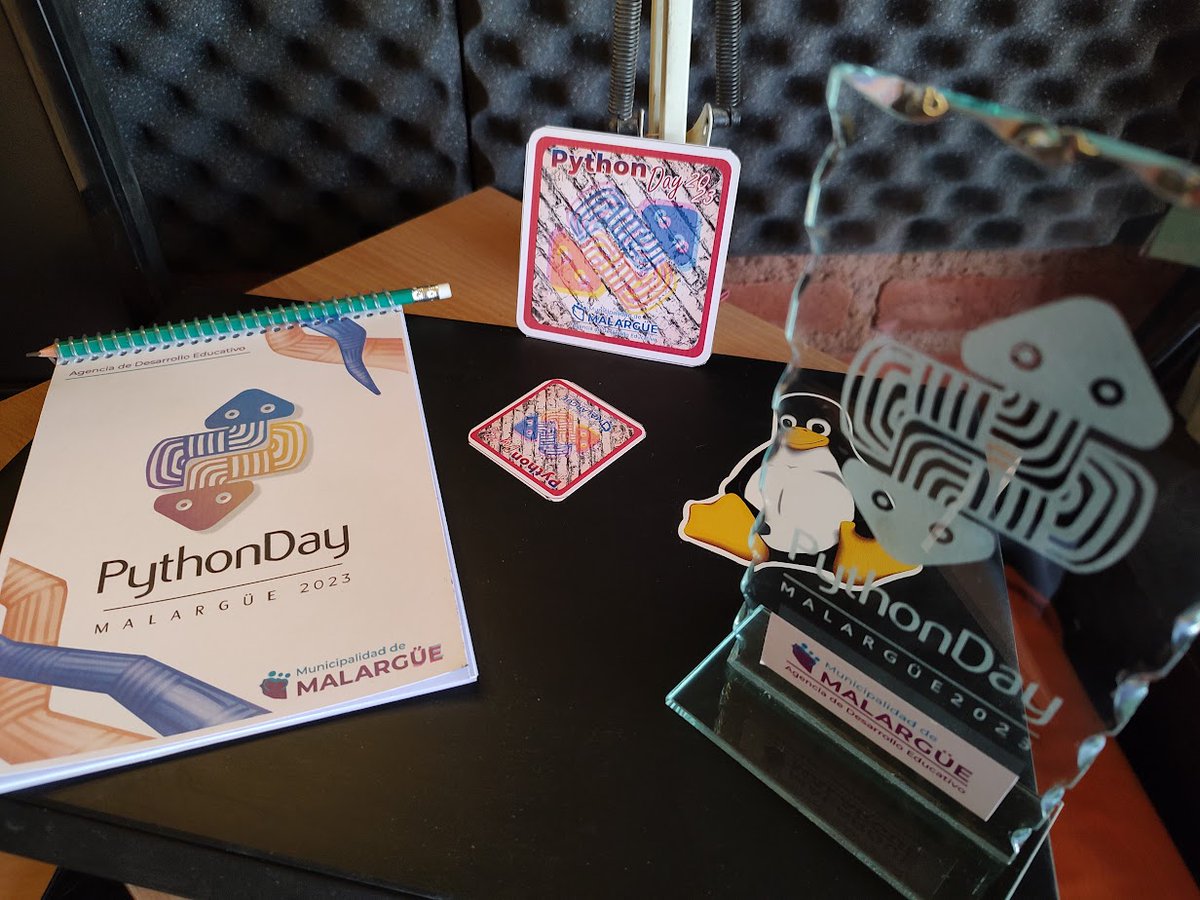 d1cor's tweet photo. Ha sido un gran gusto participar desde @JuncoTIC en el #PythonDay de #Malargüe!

Lo disfruté mucho, conocí gente muy copada, y aprendí muchas cosas!

Les comparto un par de fotos de mi charla, y de los regalitos que nos dieron a los expositores 😀 

Que se repita pronto!! #python https://t.co/lEZjx4sCEW
