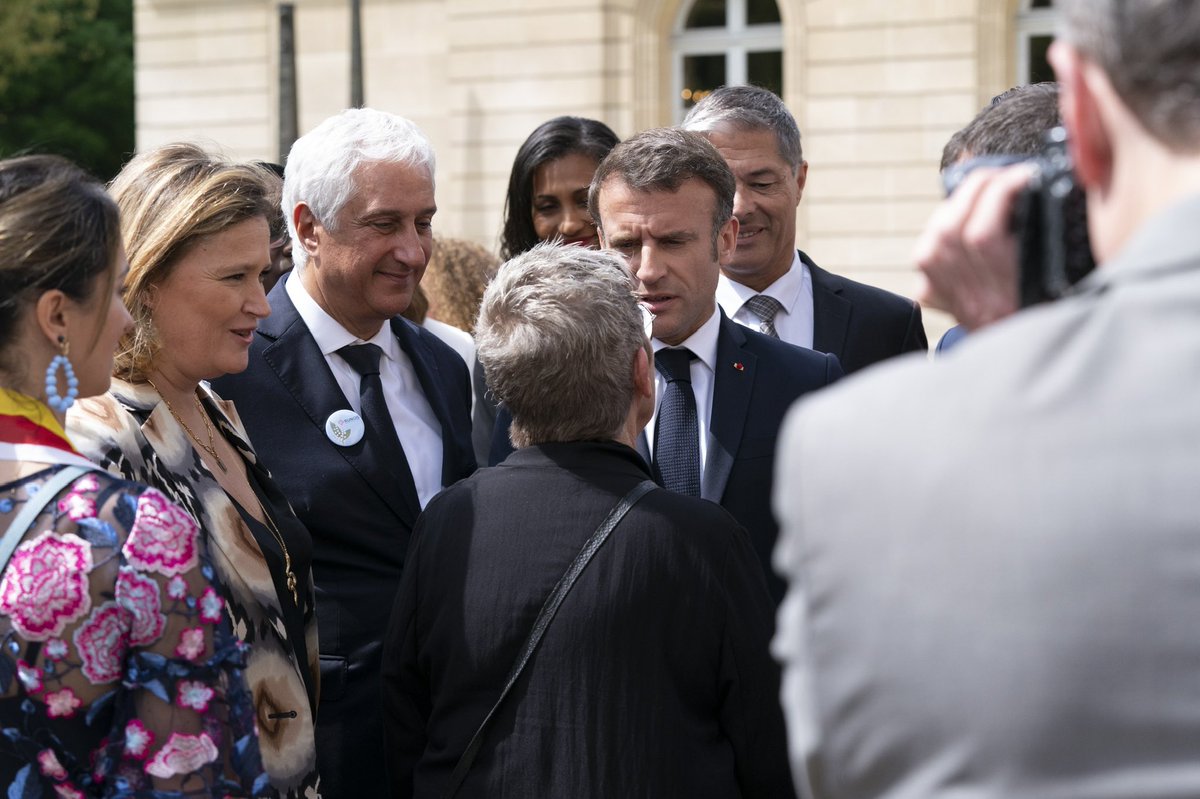 Ils nourrissent la France.

Le Président <a href="/EmmanuelMacron/">Emmanuel Macron</a> a réuni aujourd’hui à l’Élysée les représentants de l’ensemble de la chaîne agro-alimentaire. 

C’est la tradition chaque 1er mai, l’occasion de leur dire : merci !