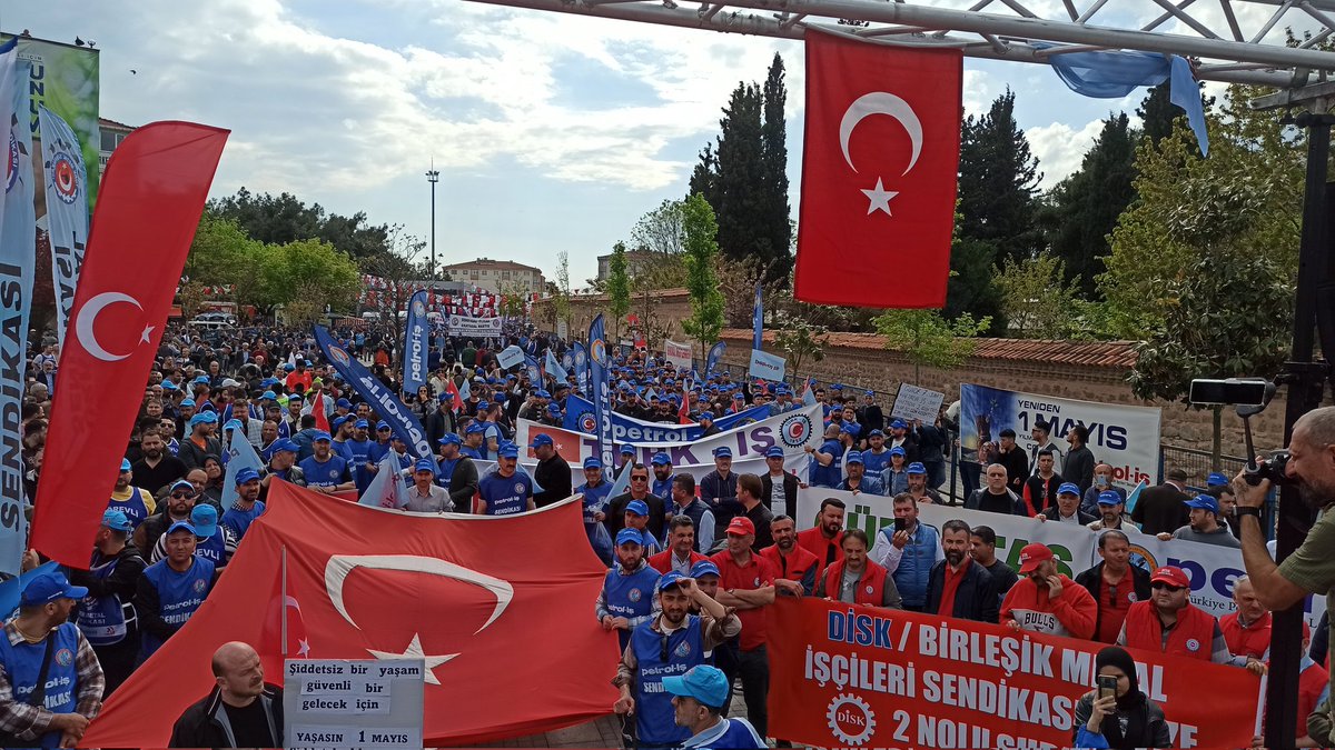 Barış ve kardeşlik  içerisinde yaşayacağımız bir dünya için mücadele veren işçinin, emekçinin günü  olan 1 Mayıs Emek ve Dayanışma gününü üyelerimiz ile birlikte Gebze Trafo Meydanında kutlayarak taleplerimizi dile getirdik.