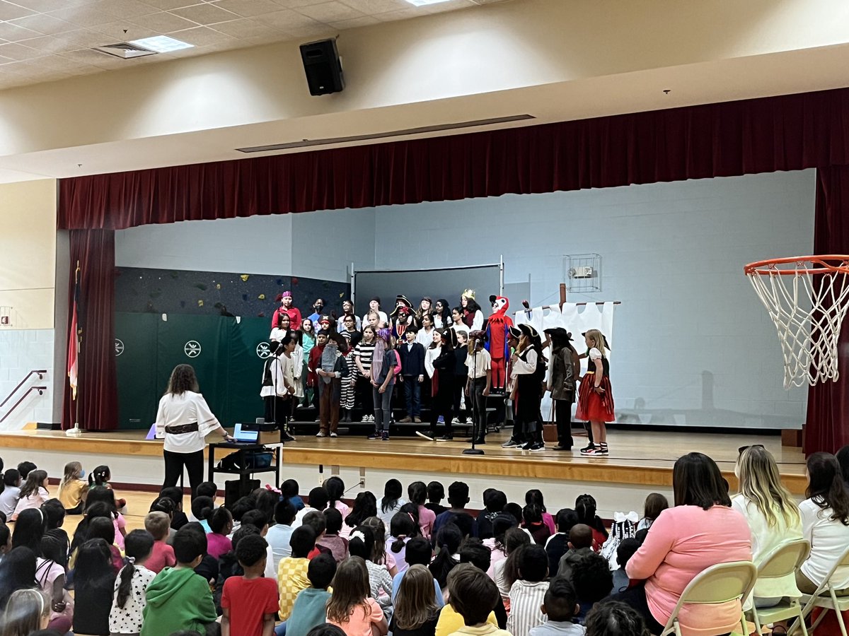 Claire Hinson tweet media