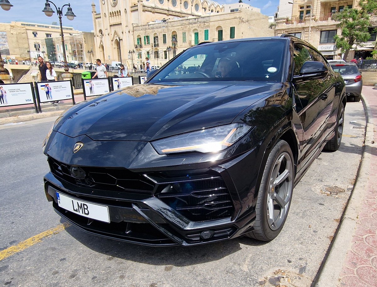 AndrewDD17's tweet photo. Going around Sliema and still cannot hold myself from taking pics of amazing cars! @angela_pearson @carrietwidale @forrestleigh #Erasmus #ErasmusPlus #Erasmus23 https://t.co/PoA1tDj772