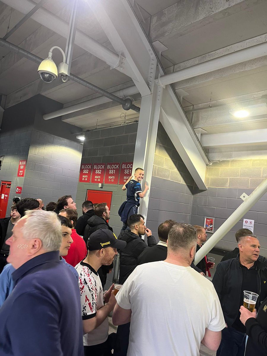marcdickson9's tweet photo. Big Oz in the thick of it! Rotherham (a) #UTB https://t.co/XsRLi1WRC0