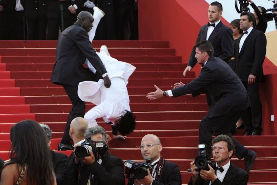 shaTIRED's tweet photo. BREAKING NEWS: Jason Derulo has fell down the stairs at the Met Gala https://t.co/pALBxYsGRA