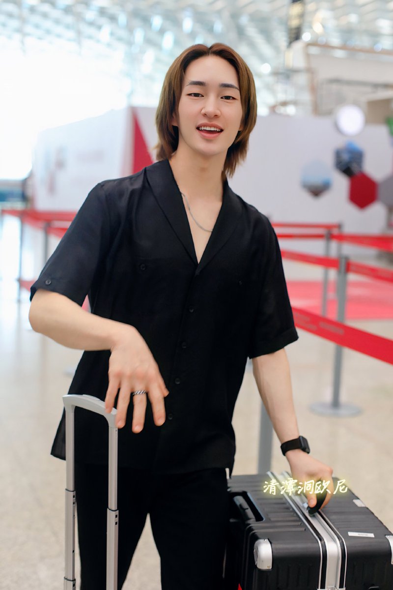 latamshinee's tweet image. [INFO]

🔺Más fotos de nuestro adorado líder regresando de su viaje en China ♡

#온유 #ONEW
#SHINee #샤이니
@SHINee