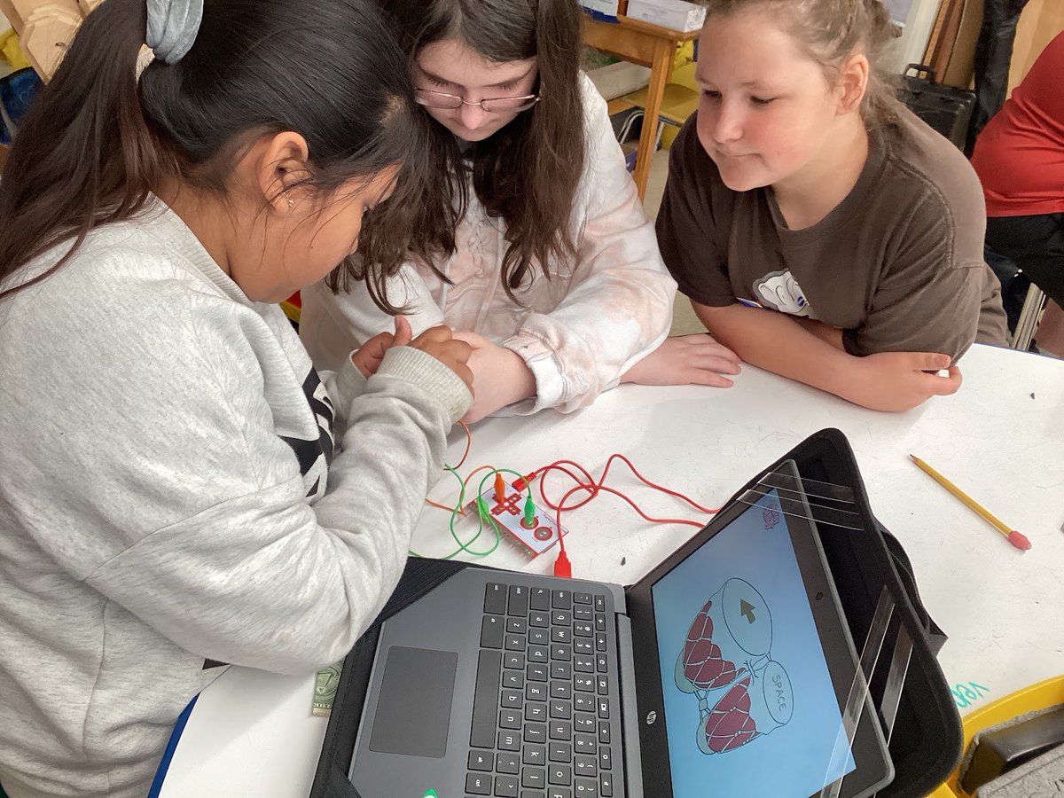 JKSTEAMLAB's tweet image. Exploring open and closed circuits is so much more fun with you use Makey Makey Inventor Kits.  4th graders used the kits to play the bongo drums and the piano.
@makeymakey 
@BataviaJK