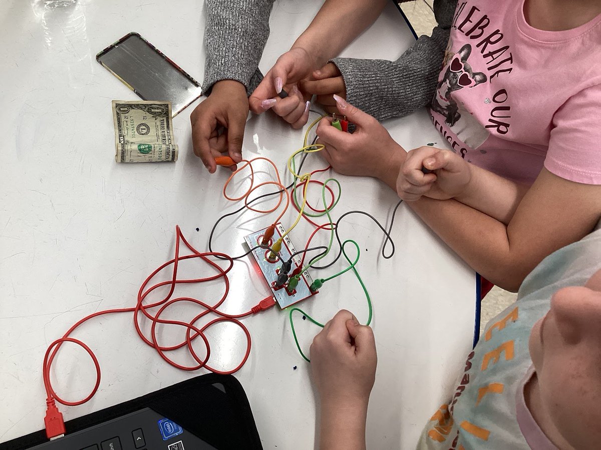 JKSTEAMLAB's tweet image. Exploring open and closed circuits is so much more fun with you use Makey Makey Inventor Kits.  4th graders used the kits to play the bongo drums and the piano.
@makeymakey 
@BataviaJK