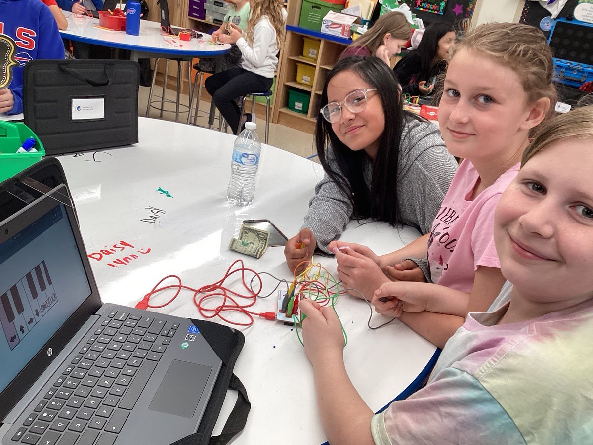 JKSTEAMLAB's tweet image. Exploring open and closed circuits is so much more fun with you use Makey Makey Inventor Kits.  4th graders used the kits to play the bongo drums and the piano.
@makeymakey 
@BataviaJK