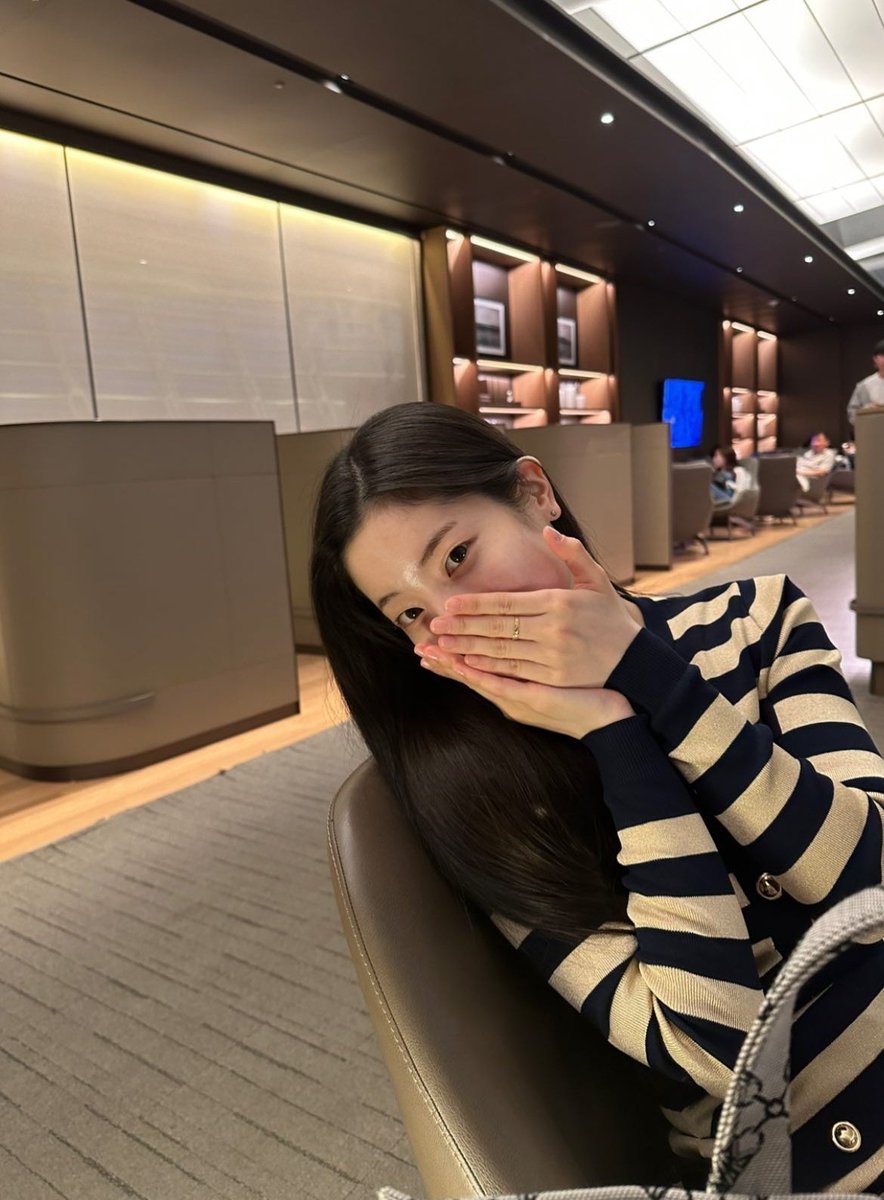 230501 (@/dahhyunnee story update) — 🤍📸