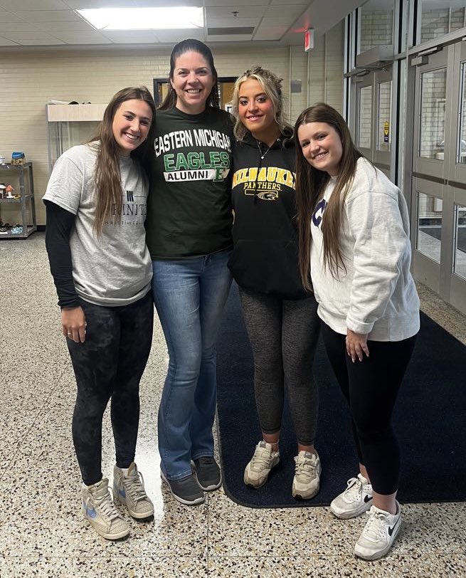 iteachuScience's tweet image. Happy Decision Day to a great group of Seniors!! We did pictures today since no one was home Friday when I delivered their signs 😎 @BEHS_SDE