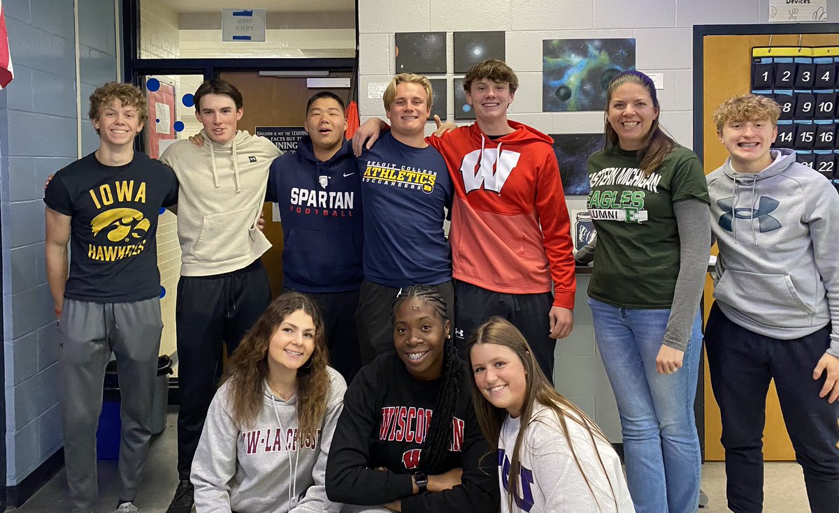 iteachuScience's tweet image. Happy Decision Day to a great group of Seniors!! We did pictures today since no one was home Friday when I delivered their signs 😎 @BEHS_SDE