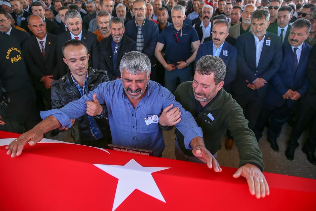 Nefesimiz yettiği sürece zihniyetimiz de, tiyniyetmiz de, bedenimiz de senden yana. Ruhun şad olsun.