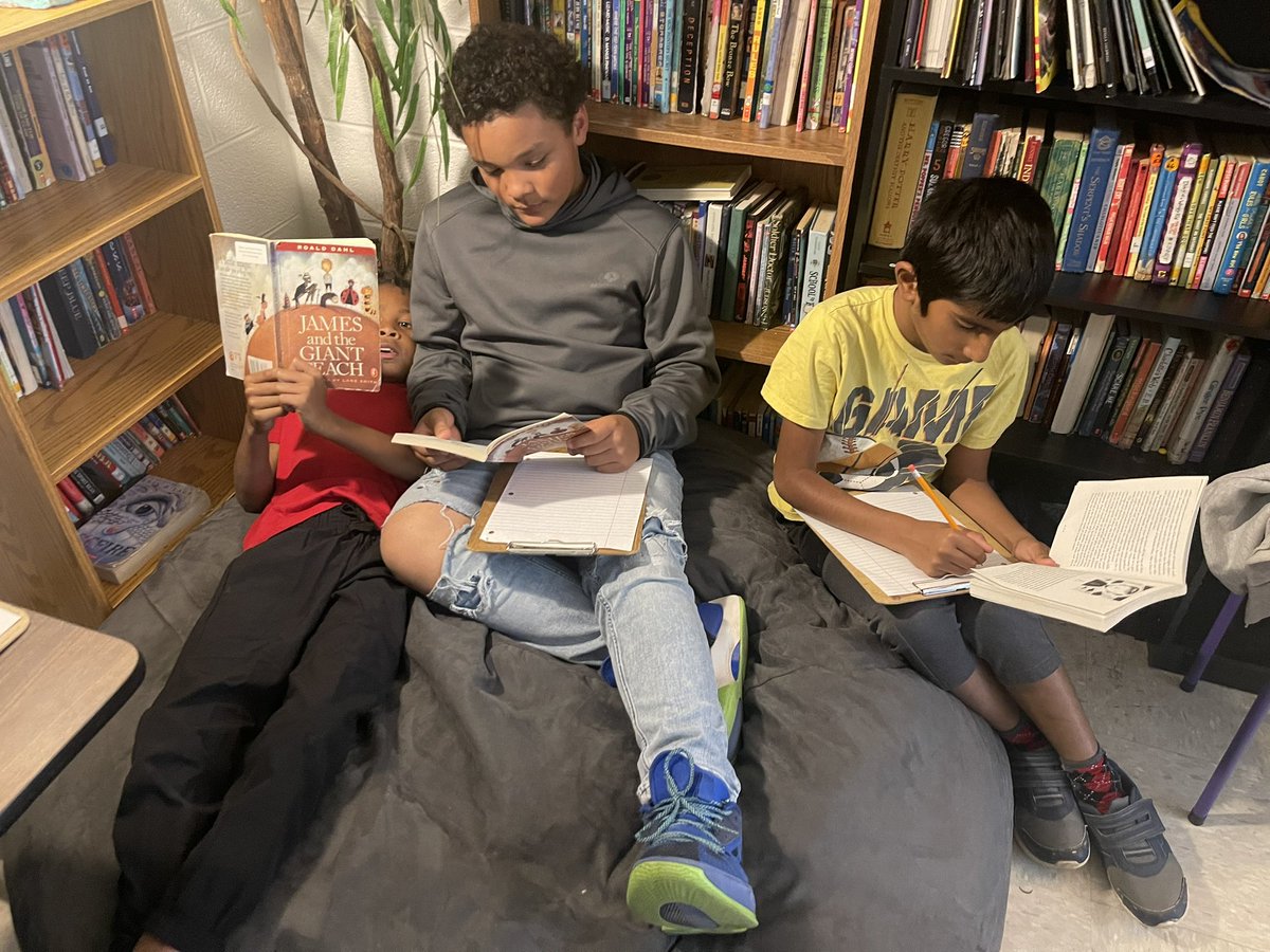 CortneyBrother1's tweet photo. #BuzzWothy 4th graders participating in student lead literacy circles! So many books, so little time. @howellprincipal @howell_stem @rhowellap https://t.co/UObeIFbLxS