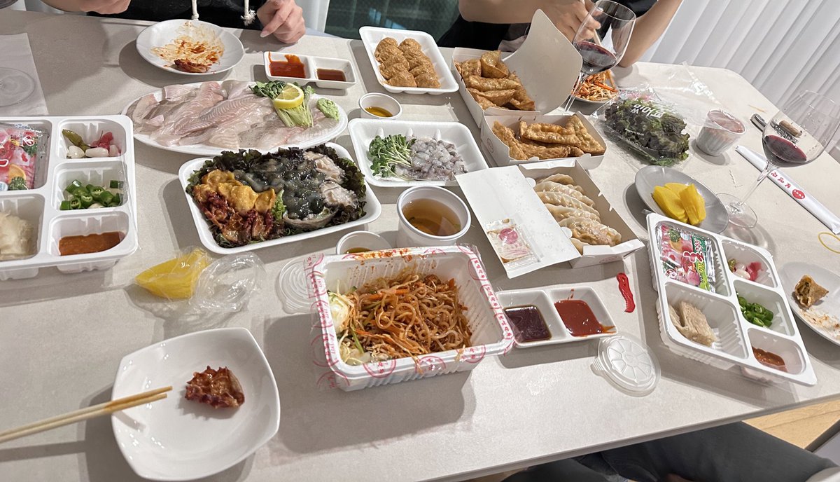pour__memoire's tweet photo. 배달 음식 투성이라도 좋은 사람과 있으면 술이 술술
연휴가 매달 있으면 좋겠댜. https://t.co/ygYxHoc18Q