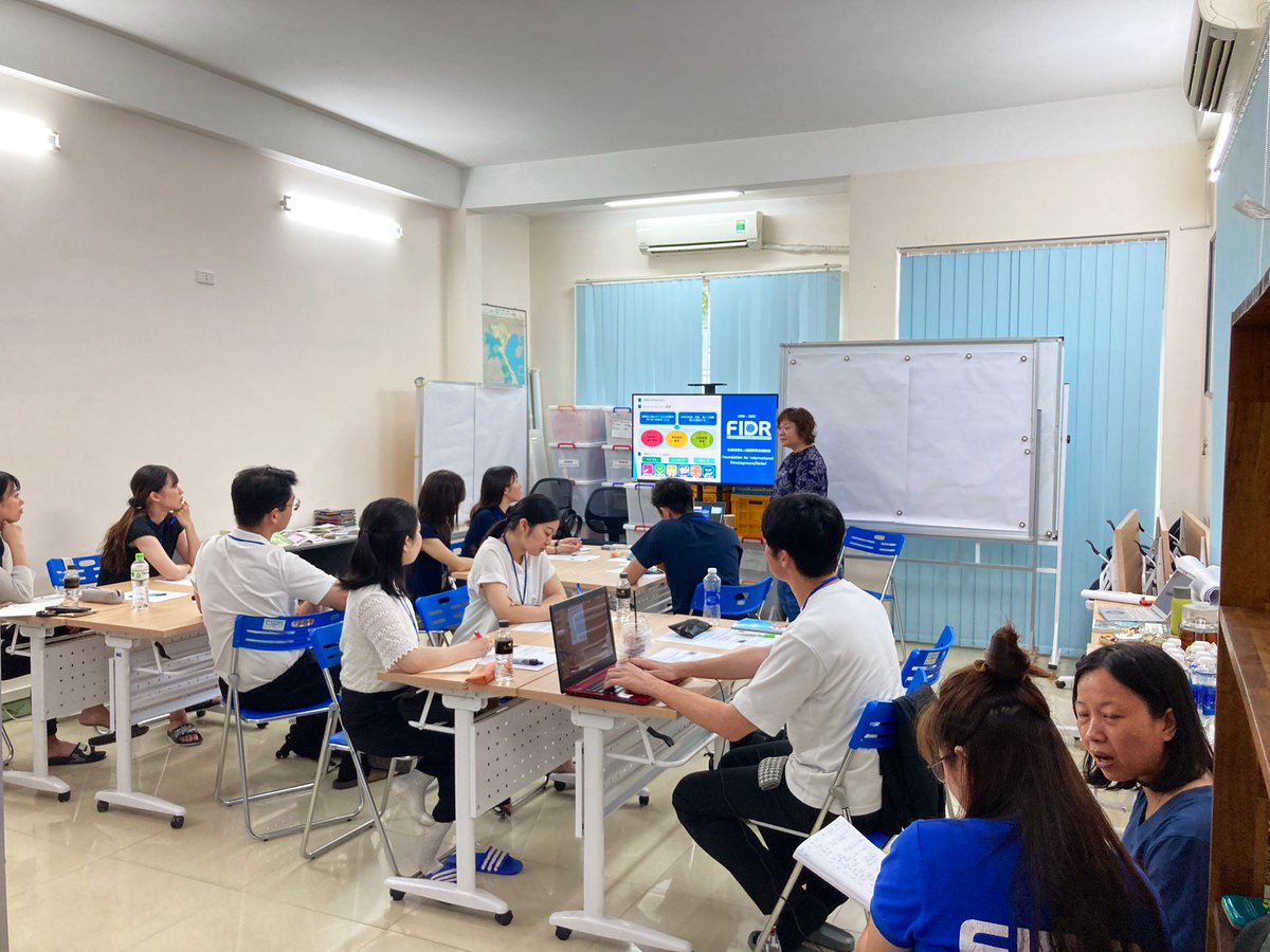 yutori_taro's tweet photo. 国際協力NGO『FIDR』で、地域開発について学ばせて頂きました。

・少数民族に寄り添った観光開発法
・持続可能な組織作りの基準
・現場体験の価値
など、蓄積された知見を共有して頂き、実り多き研修となりました🌾

アイスプラントも好評でした☘️

#FIDR #カトゥー族 #ダナン #アイスプラント #JOCV https://t.co/X1VEhQBcMq
