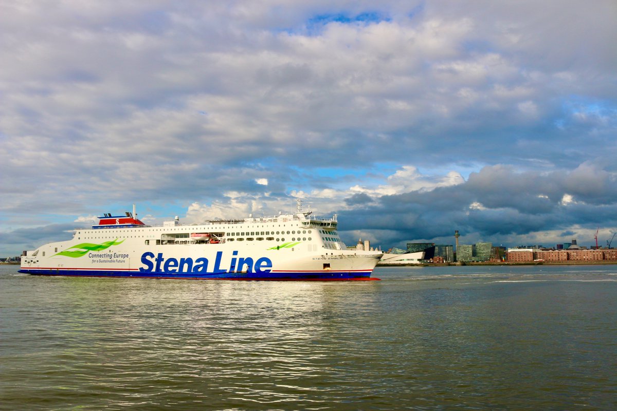 snapandgo222's tweet image. On my way to work last night with the #StenaEmbla arriving on time and moored perfectly and #PonantLAustral paying a visit. On my way home and a #Ukrainan song bird at #LiverpoolOne. @ThePhotoHour @StormHour @brilliant_tours @Eurovision @bbceurovision @stjohnsbeacon