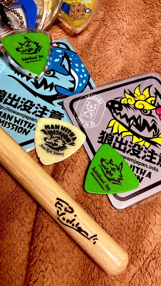 floyd_skullring's tweet photo. 家帰ってきて、よく見たら、このスティック、リブちゃんのでなくて、
サンちゃんのサインとヴェダさんのサイン入ってる✨✨✨
こういうこともあるんやね✨😳

  #MWAM_milet  #CDTV 
 #MWAM  #桜坂セントラル 
 #DJSANTAMONICA  #EDVedder https://t.co/me7jwDdiPF