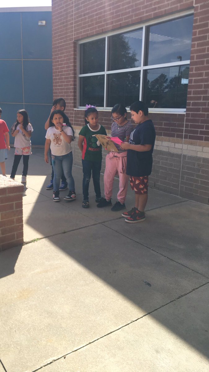 arlenetyndall's tweet image. Stress free math day enjoying the sunshine and working in teams to solve problems ๐ @KirkElementary #thirdgrademath #STAARpregaming #buildingteamwork