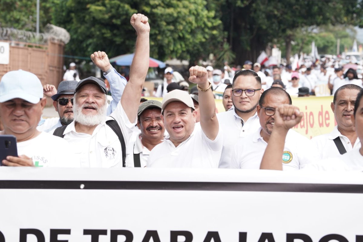 STAMSS_'s tweet photo. La regla general, es que los trabajadores salen y marchan contra sus gobiernos

En El Salvador los trabajadores salimos marchamos por el presidente @nayibbukele.  

Esa es la diferencia de llegar al cargo y trabajar realmente por el bienestar de la gente
#1deMayo UNIDAD SINDICAL https://t.co/hIxLjR6Vyz
