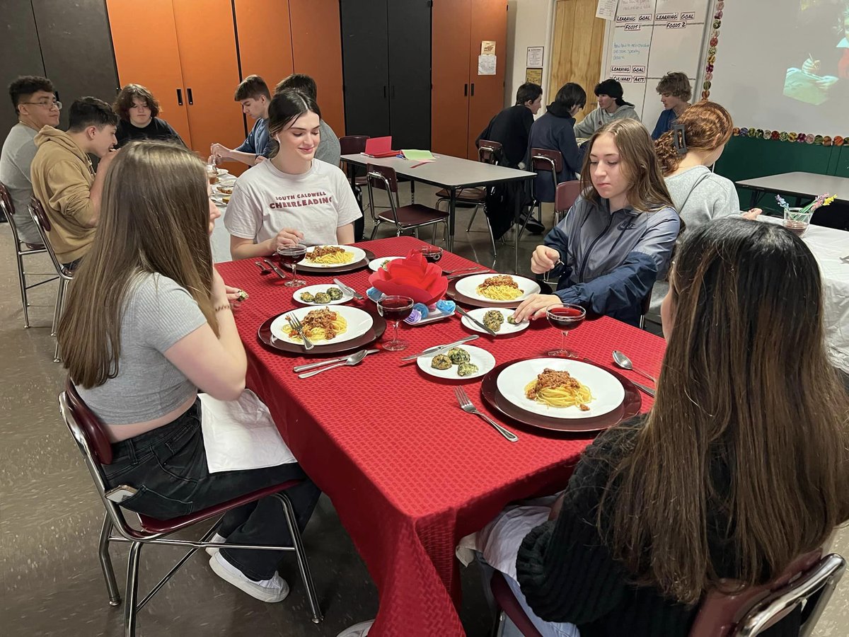 CTE_CaldwellCo's tweet photo. Mrs. Beane’s Foods 1 students at @SouthCaldwell1  completed their formal dining project! Each group had to plan &amp; prepare a formal table set up &amp; meal. In addition, they learned proper dining etiquette. The students did such a great job and learned so much! Great work! @SCHS_CTE https://t.co/TWW0MJKJFX
