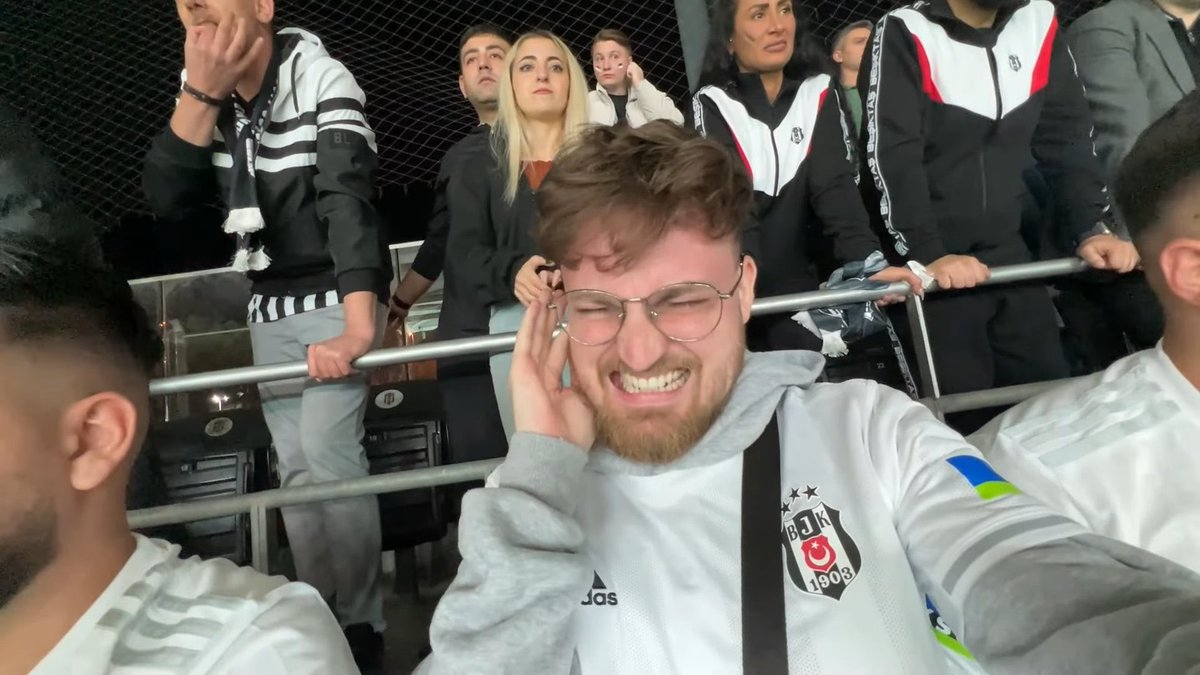 1 milyon 750 bin abonesi olan Alman YouTuber 'ViscaBarca', Beşiktaş-Galatasaray derbisine giderek 'Dünyanın en gürültülü stadyumu' başlıklı bir vlog hazırladı.

Maça yanında kulak tıkacı getiren ViscaBarca:  "Bu nedir ya! Dünyanın en gürültülü stadyumu. Harika bir atmosfer."