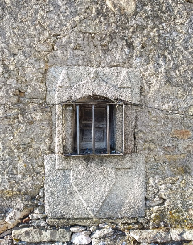 faplousdi's tweet photo. Puertas y ventanas, cerradas desde hace tiempo y que muchas no se abrirán, en Cerezal de Peñahorcada en la comarca de Vitigudino y la subcomarca de La Ramajería.
#arquitectura #LasArribes #Salamanca https://t.co/hZO6eQXLwN