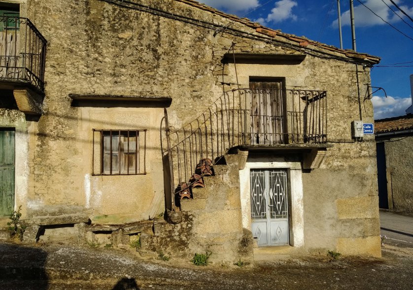 faplousdi's tweet photo. Puertas y ventanas, cerradas desde hace tiempo y que muchas no se abrirán, en Cerezal de Peñahorcada en la comarca de Vitigudino y la subcomarca de La Ramajería.
#arquitectura #LasArribes #Salamanca https://t.co/hZO6eQXLwN