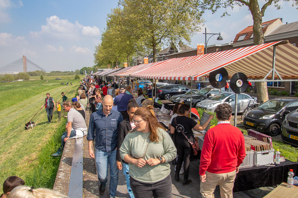 Let op: De markt op 5 mei in #Zaltbommel is dit jaar verplaatst naar de Waterstraat. 
Er is nog één gratis kraampje vrijgekomen. Biedt je iets leuks aan en heb je interesse?
Mail het naar info@tourdewaal.nl.

#tourdewaal #Bevrijdingsdag #gratis #kraam #5mei