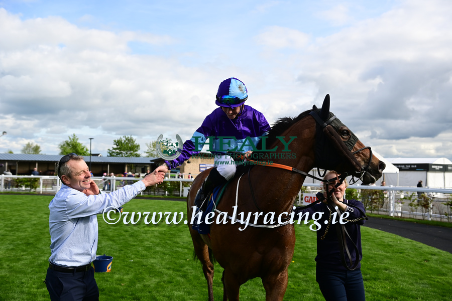 patcashhealy's tweet photo. 🏆 @curraghrace  1-May-2023
Run Forrest Run and @JamiePoweII win for owners Munster Racing Partnership and trainer @MickyFenton 
his 1st success 
(c)https://t.co/voWGTccgic https://t.co/QKxVTpK3os