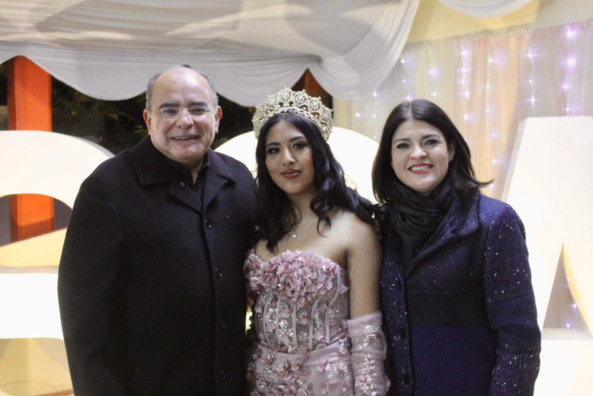pepemarquezm's tweet photo. Para Bety y su servidor fue un gusto poder coronar a Brissa como Reina de la 4ª Feria Regional de #Atzingo en honor a la Santa Cruz. ¡Los invito a disfrutar de esta feria y visitar la comunidad del 30 de abril al 07 de mayo! 🎉
#QueZacatlánNosUna #TrabajarParaTrascender 🤝🏼 https://t.co/vXs0SZnBNm
