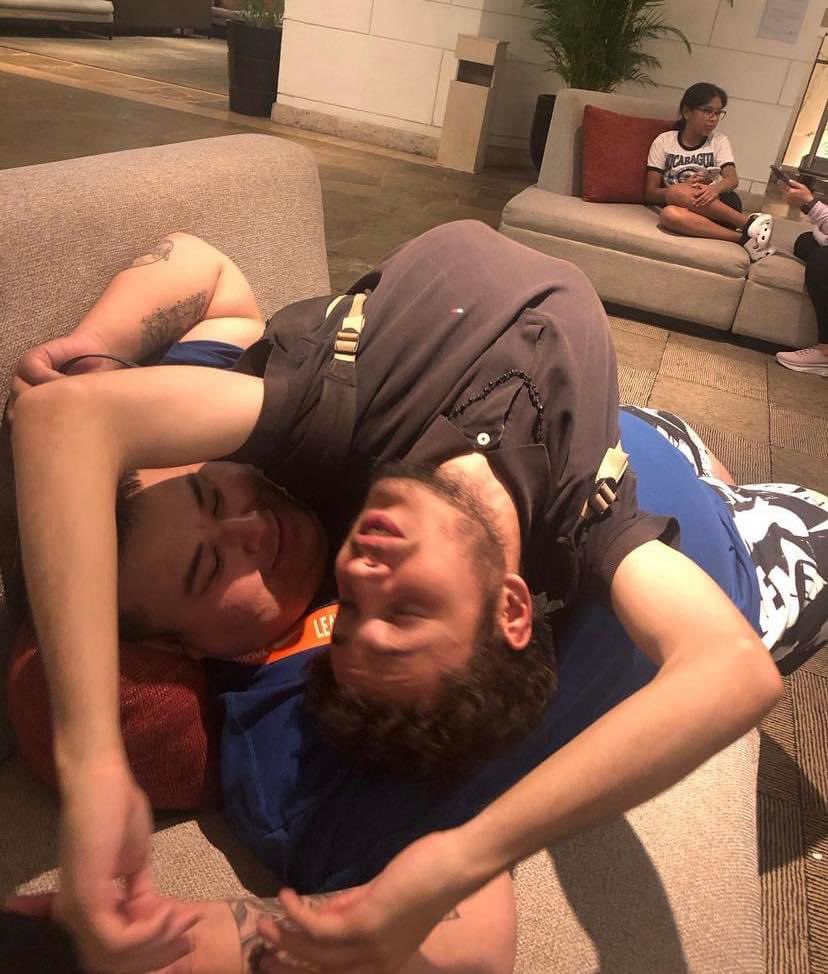 Ando bien a gusto echado en mi sillón ☺️

*Mi gato queriendo que le dé cariño*