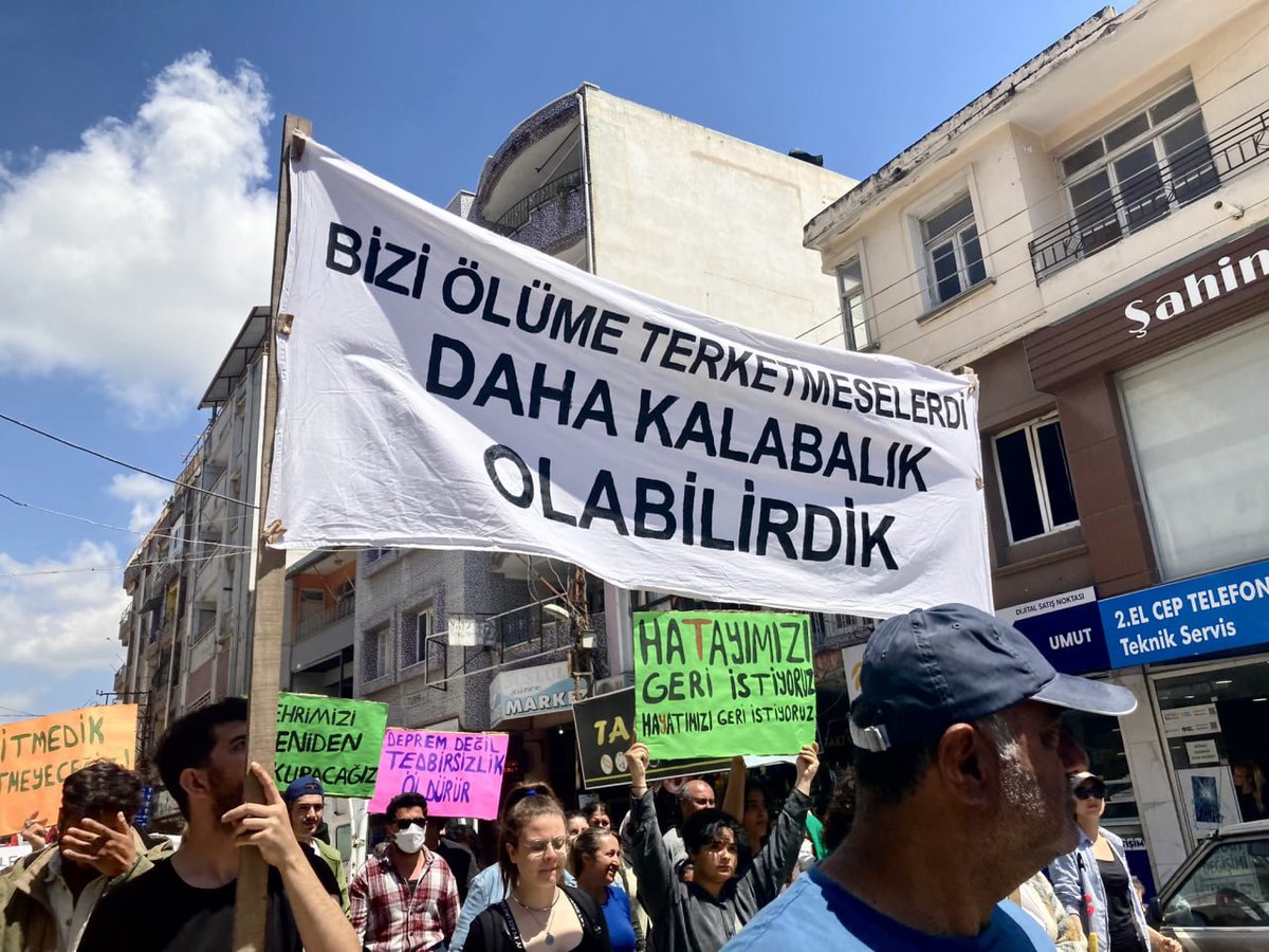 Hatay'da 1 Mayıs eylemlerinde açılan pankart:

"Bizi ölüme terk etmeselerdi daha kalabalık olabilirdik"