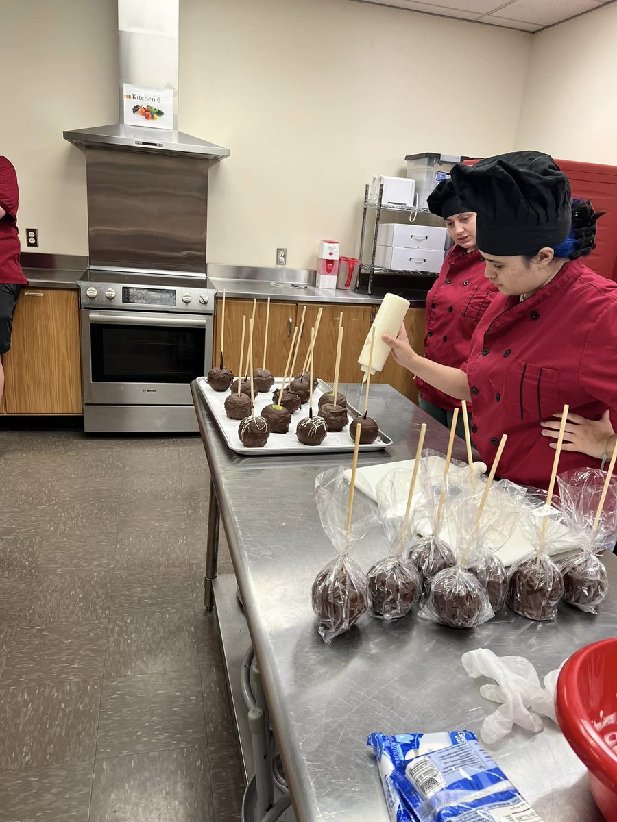 CTE_CaldwellCo's tweet photo. The @SouthCaldwell1 Culinary students created delicious works of art as they catered desserts for the Prom last week! Wow!!! Great work students and kudos to their teacher Mrs. Beane! #caldwellschoolscte #ctefornc @SCHS_CTE  @CaldwellVoice https://t.co/kvgGYnKwNz