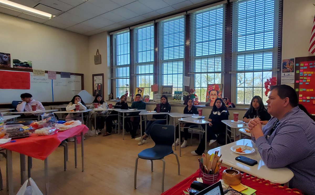 RubyRedTeacher's tweet photo. HAPPY Principal's Day!!!
LIA Celebrated our aaahmzing Roosevelt High principal, Steven Kirk Schappaugh. Thank you for all that you do for our school and humanity.
#LeadByExample #LIA #stand4More  #BreakfastofChampions https://t.co/RpiAnR920F