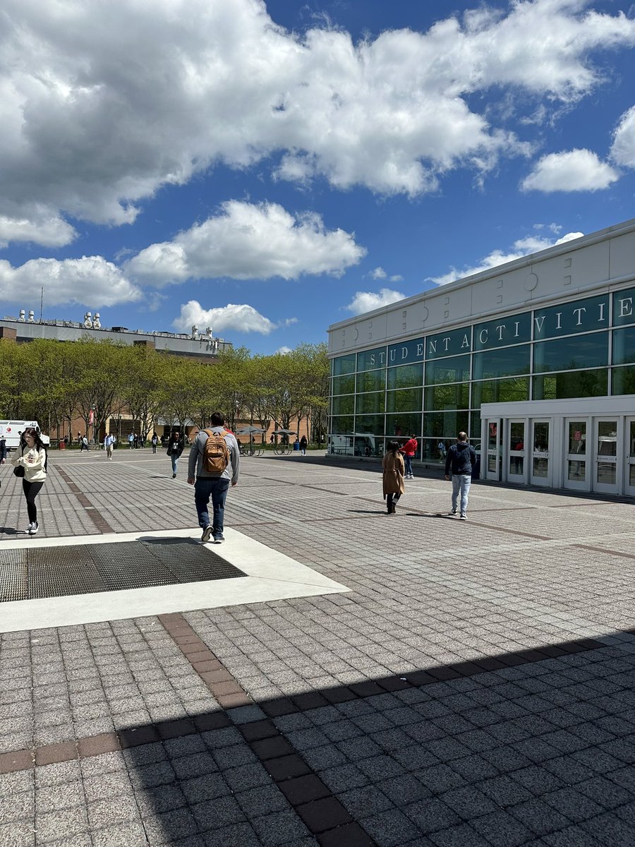 stonybrooku's tweet image. It’s a #SBUtiful new month on campus ❤️.