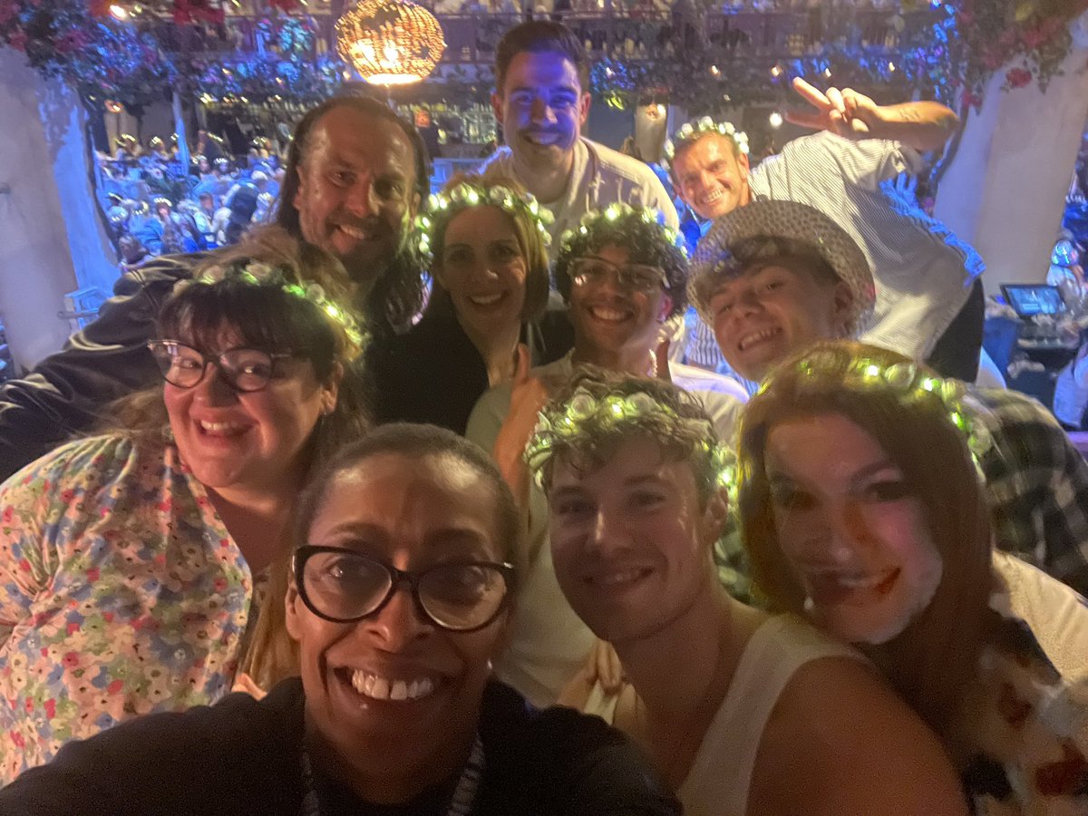 haynes_52stacey's tweet photo. Great fun last week as the Greatest Days cast came to @mammamiapartyuk @Greatest_Days
#mammamiathepartyuk #greatestdays #greatestdaysmusical #westendshow #director #ukdirector #londondirector #theatrelife #directorlife #choregrapherlife #musicaltheatrelife #musicaltheatreworld https://t.co/u4v7cOrw4H