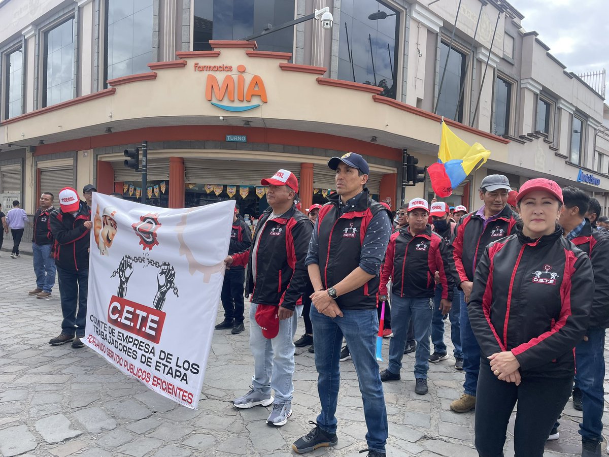 rubenbenitez_21's tweet photo. Esta mañana, invitados por el Comité de Empresa de Trabajadores de ETAPA EP - CETE, conmemoramos el Día del Trabajo. 💪🏼

Desde todos los espacios luchamos por los derechos de quienes, día a día, se esfuerzan por sacar adelante a @ETAPAOficial, a Cuenca y al país. 🇪🇨 https://t.co/PLC4vZDvg7