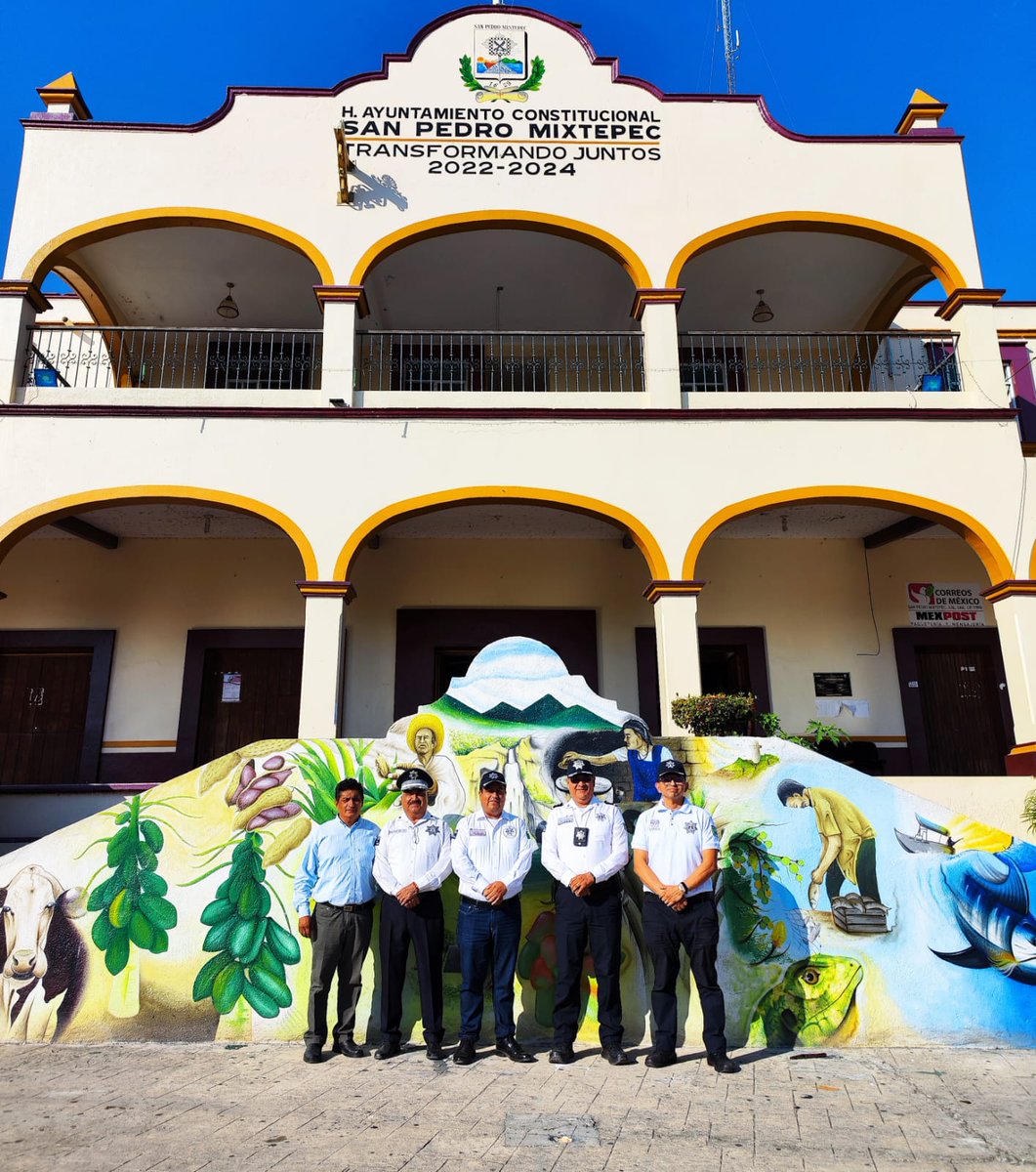 #BuenosDias 

En la #Costa junto con los mandos operativos de la región, conforme a la encomienda de nuestro Gobernador Ing. <a href="/salomonj/">Salomón Jara Cruz</a>, sostuvimos reunión de trabajo con el Cabildo de San Pedro #Mixtepec encabezados por su Presidente Mpal. Ing. Javier Cruz Jiménez, 1/2