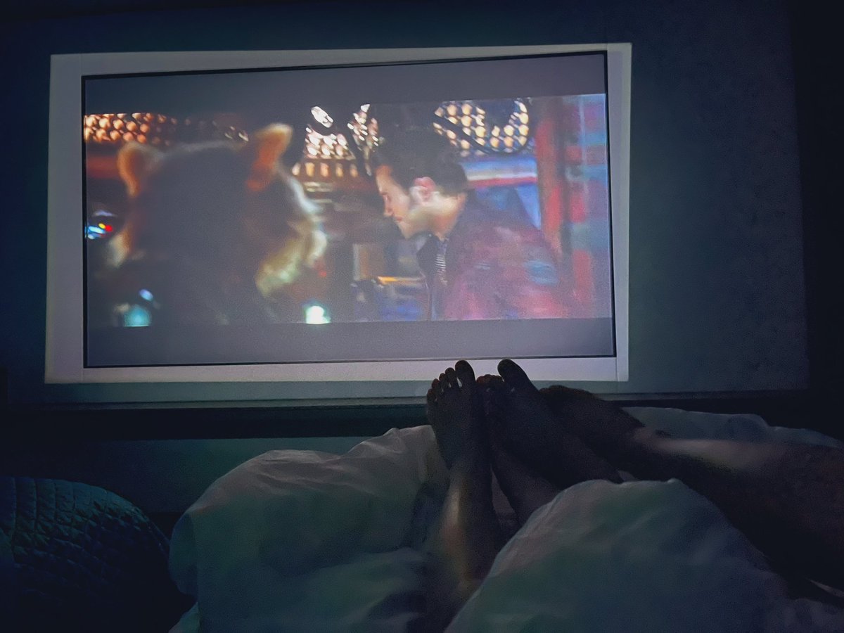 今天我们俩一人提着一个超大行李箱出站，要经过一段挺长的阶梯，他说：你在这里别动，我先把这个拿下去然后上来拿你的。我就站在阶梯前看着他把自己的行李箱扛下去，又蹬蹬蹬跑上来拎我的行李箱。
虽然他会在床上叫“老公”，但平时好像还是他照顾我更多哎

#四爱