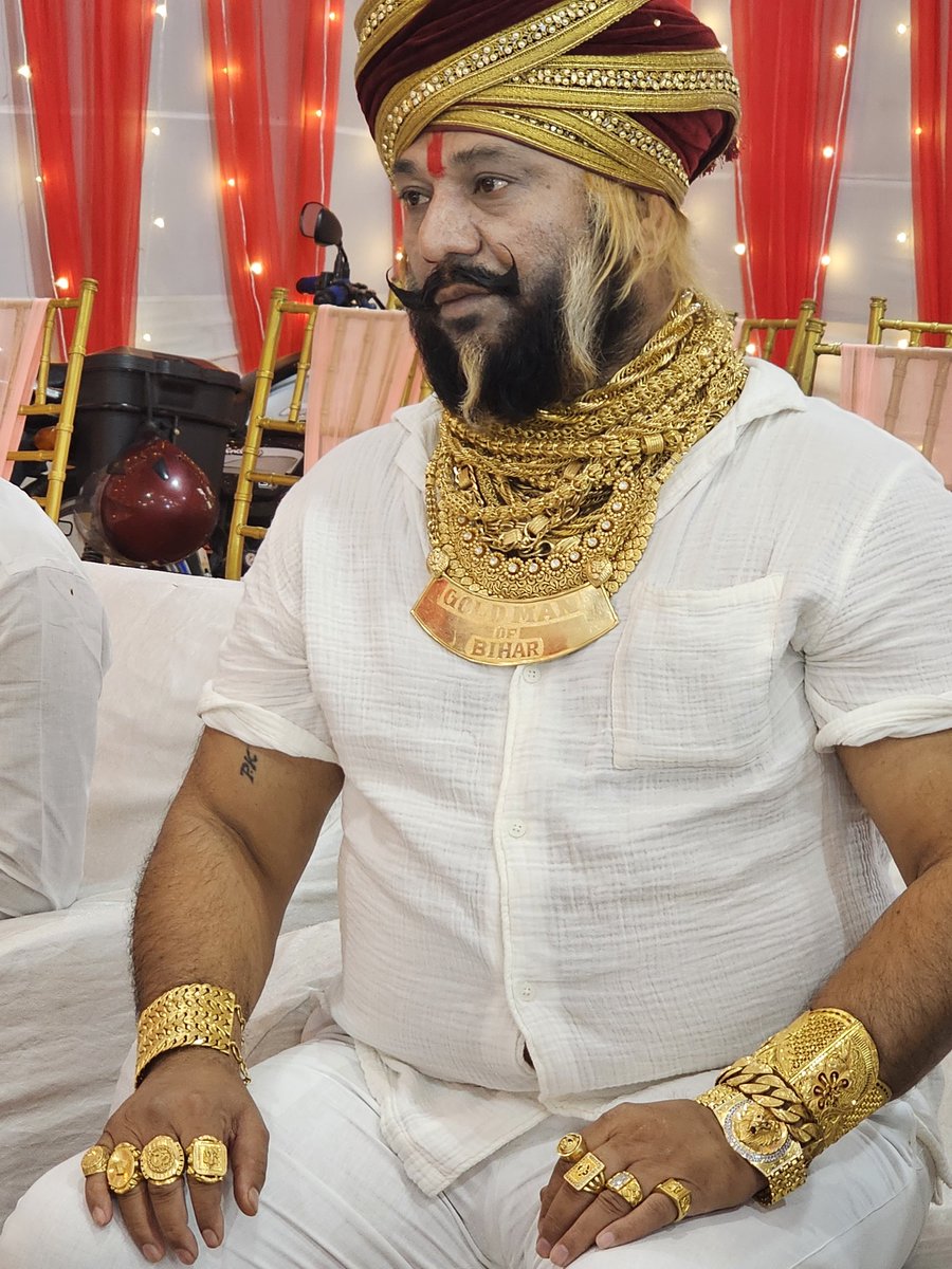 Gyaneshwar_Jour's tweet photo. अभी रात को #Patna में एक #MarriageParty में मिल गए #GoldManOfBihar प्रेम सिंह. 5 किलो गोल्ड शरीर पर रोज पहने रहते हैं. मतलब 3 करोड़ शुद्ध.  बाइक से चलते हैं. #Arrah के हैं. कहते हैं, डर नहीं लगता. जिस शादी में था, वहां लड़कियां सबसे ज्यादा सेल्फी #PremSingh के साथ ही ले रही थी. https://t.co/ZTq2V2R49K