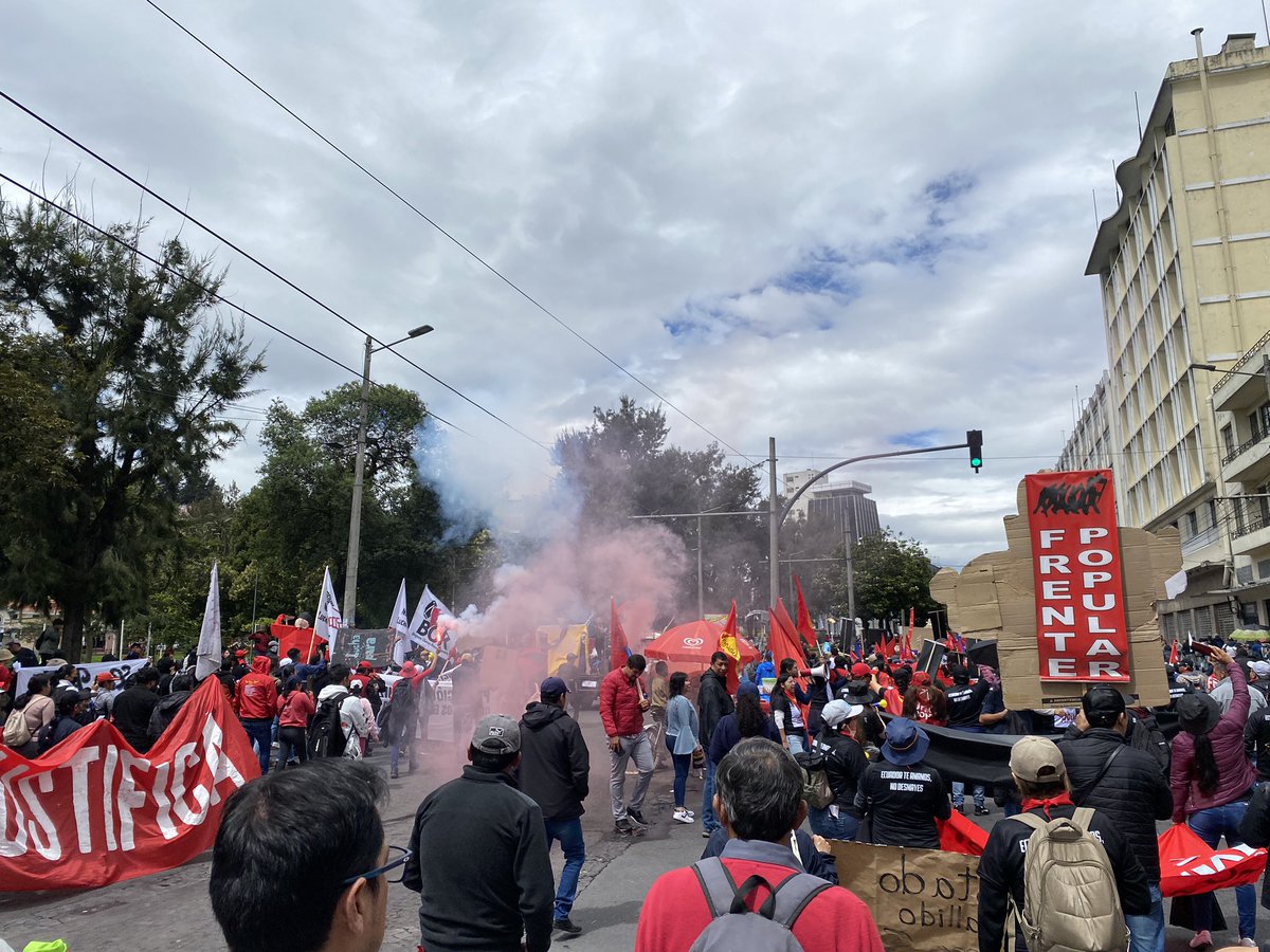 Organizaciones sociales en la marcha por el 1 de mayo recorren las calles del centro de Quito