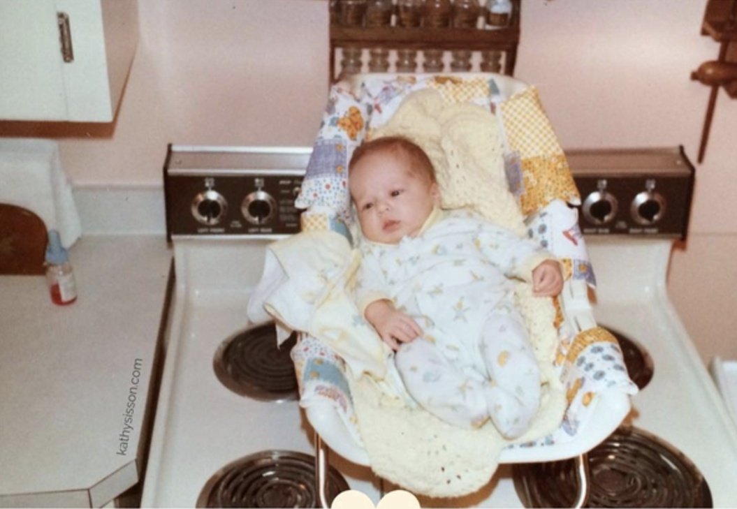PostsFou's tweet photo. À chaque fois que ma mère juge la façon que j'élève mes enfants... Je lui montre toujours cette photo qu'elle a pris de moi bébé https://t.co/rxkLdfWIPJ