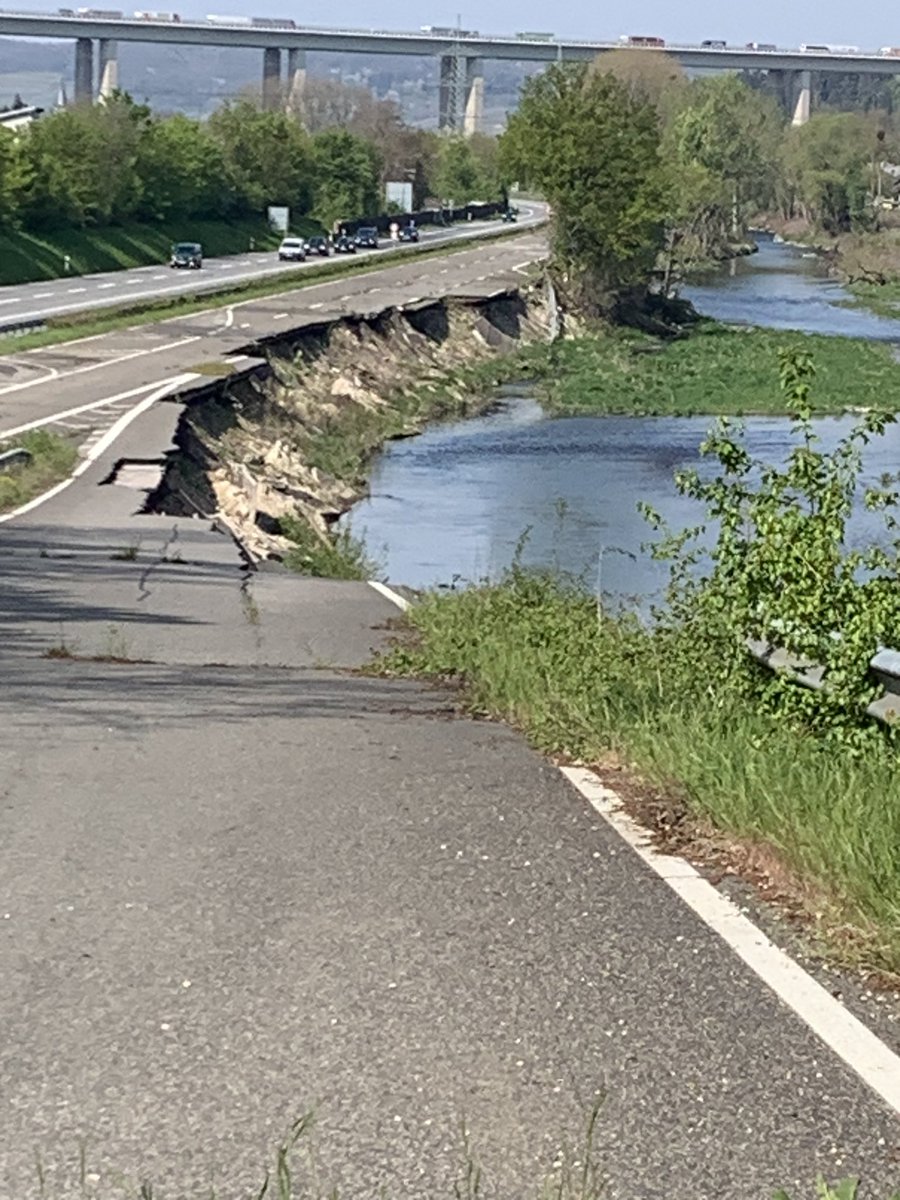 Fast zwei Jahre nach der Flut: Die Ufer begrünen sich wieder, aber der Boden unter der Straße erodiert. Allmählich werden die Unterhöhlungen größer. Gras wächst auf die Straße. #Flutkatastrophe #Ahrtal !B