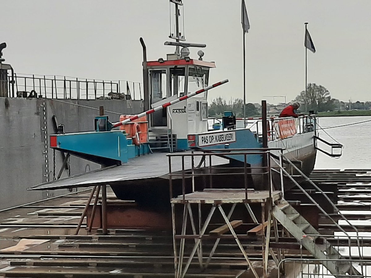 Voor een wettelijk verplichte vijfjaarlijkse keuring moet de veerpont Aalst II op het droge. Daarom varen we van maandag 1 tot en met donderdag 4 mei niet⚠️ op de route Aalst-Veen.

Vanaf vrijdag 5 mei start het veer weer op volgens de gebruikelijke dienstregeling.