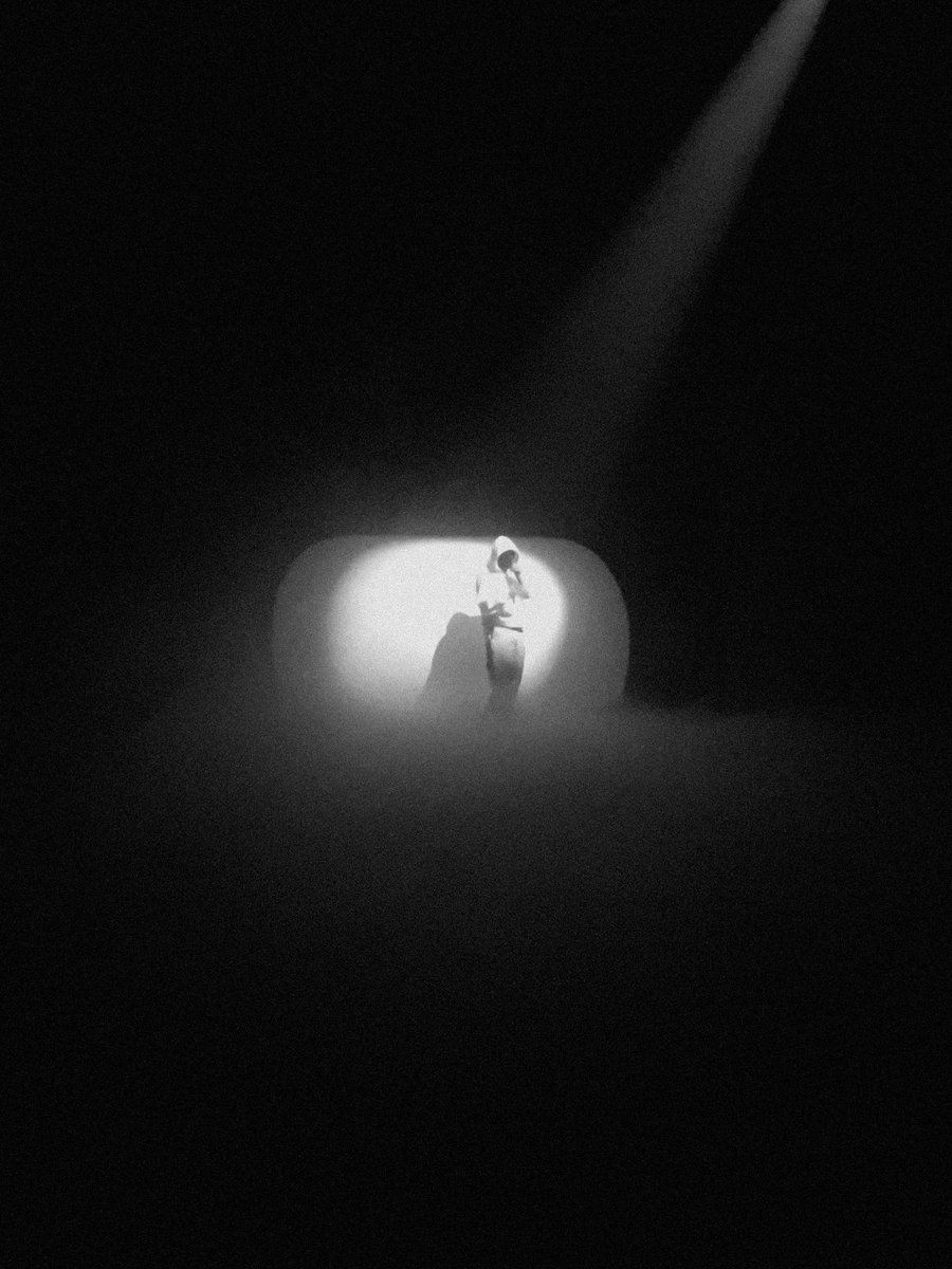 fyeddd's tweet image. Vendredi dernier j’ai été au concert de kekra, j’ai pris quelque photo sans prétention à l’iphone quand je trouvais que la lumière etait bonne ou alors quant-il y avait une histoire derrière 

Bref les voici.