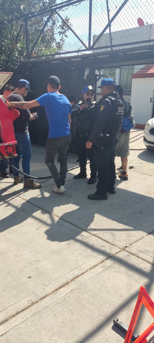 20Pesi's tweet photo. @SSC_CDMX la patrulla auxiliar quiere llevarse al corralón a pipa de gas sobre Tlalpan aún costado del mercado de las flores @OHarfuch https://t.co/VJVdUNBUES