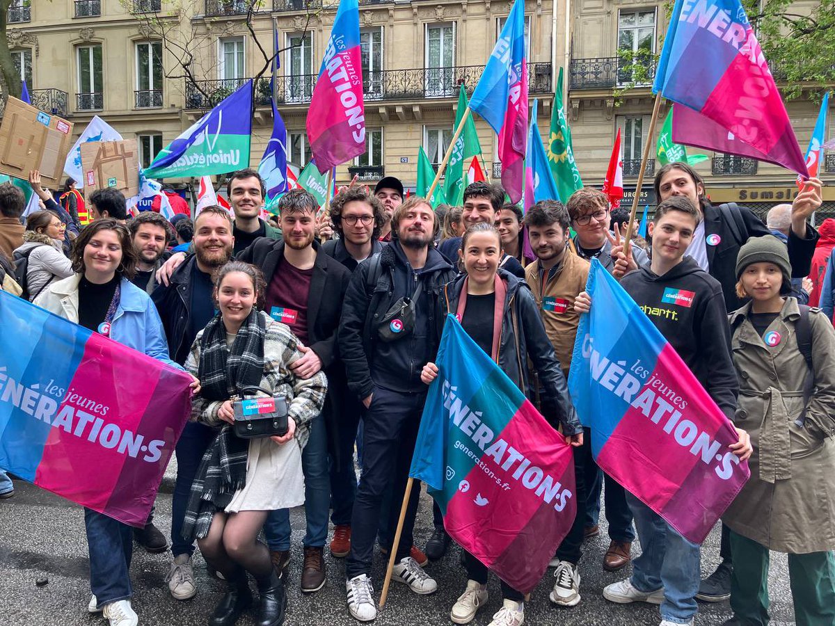 🔴 Mobilisation historique partout en France pour ce 1er mai ! 

Nous étions des millions dans la rue pour dire #NonALaReformeDesRetraites et soutenir les travailleurs et travailleuses ✊

On continuera jusqu’au retrait 🔥 

#1erMai2023