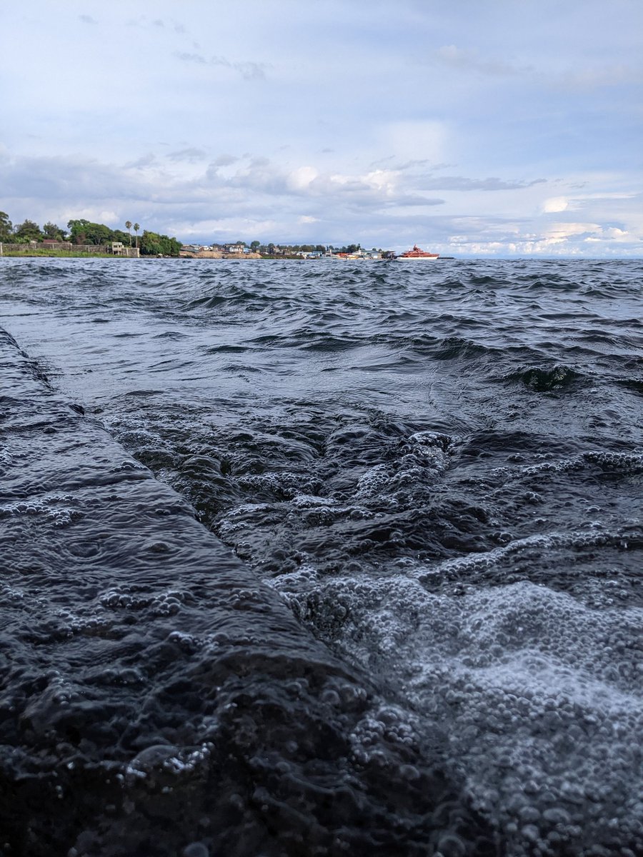 Destination_Rdc's tweet photo. La beauté du lac Kivu, un joyau naturel situé à la frontière entre Rwanda et RDCongo. Ses eaux claires, ses collines verdoyantes et ses montagnes majestueuses offrent un paysage à couper le souffle. Protégeons cet écosystème précieux  #LacKivu  @Com_mediasRDC @VoiceOfCongo https://t.co/Suo7q5dad8