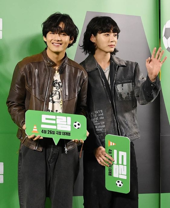 🧵Hilo de Comentarios  hacia #taekook en una pagina de noticias coreana  sobre el día de la premier de la película 

A Taehyung le gusta Jungkook,  confirmando que taekook fueron a sequiar y a jugar bolos juntos