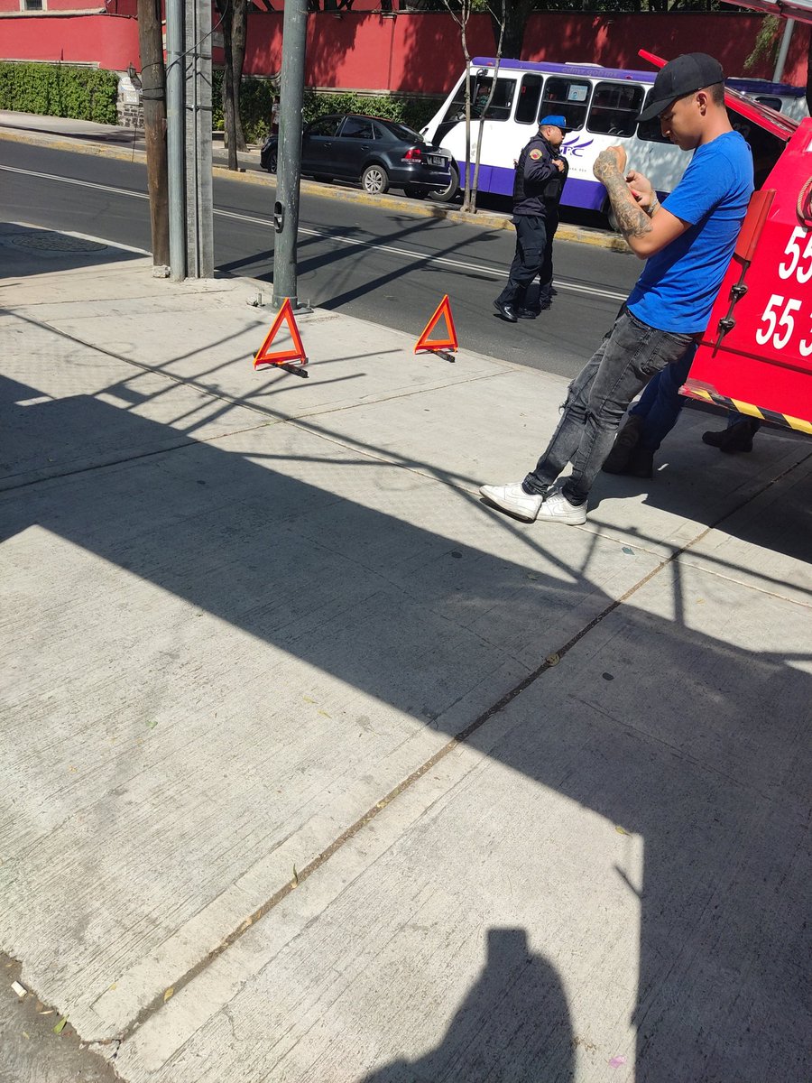 20Pesi's tweet photo. @SSC_CDMX la patrulla auxiliar quiere llevarse al corralón a pipa de gas sobre Tlalpan aún costado del mercado de las flores @OHarfuch https://t.co/VJVdUNBUES