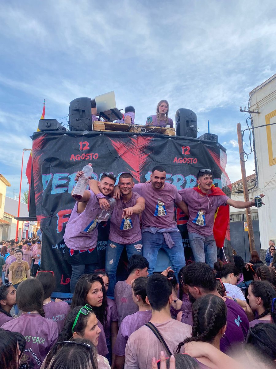 Daaniimartinez_'s tweet photo. Bendita locura 
Viva Tomelloso 🫶🏽♥️ https://t.co/01gPBQNzQo